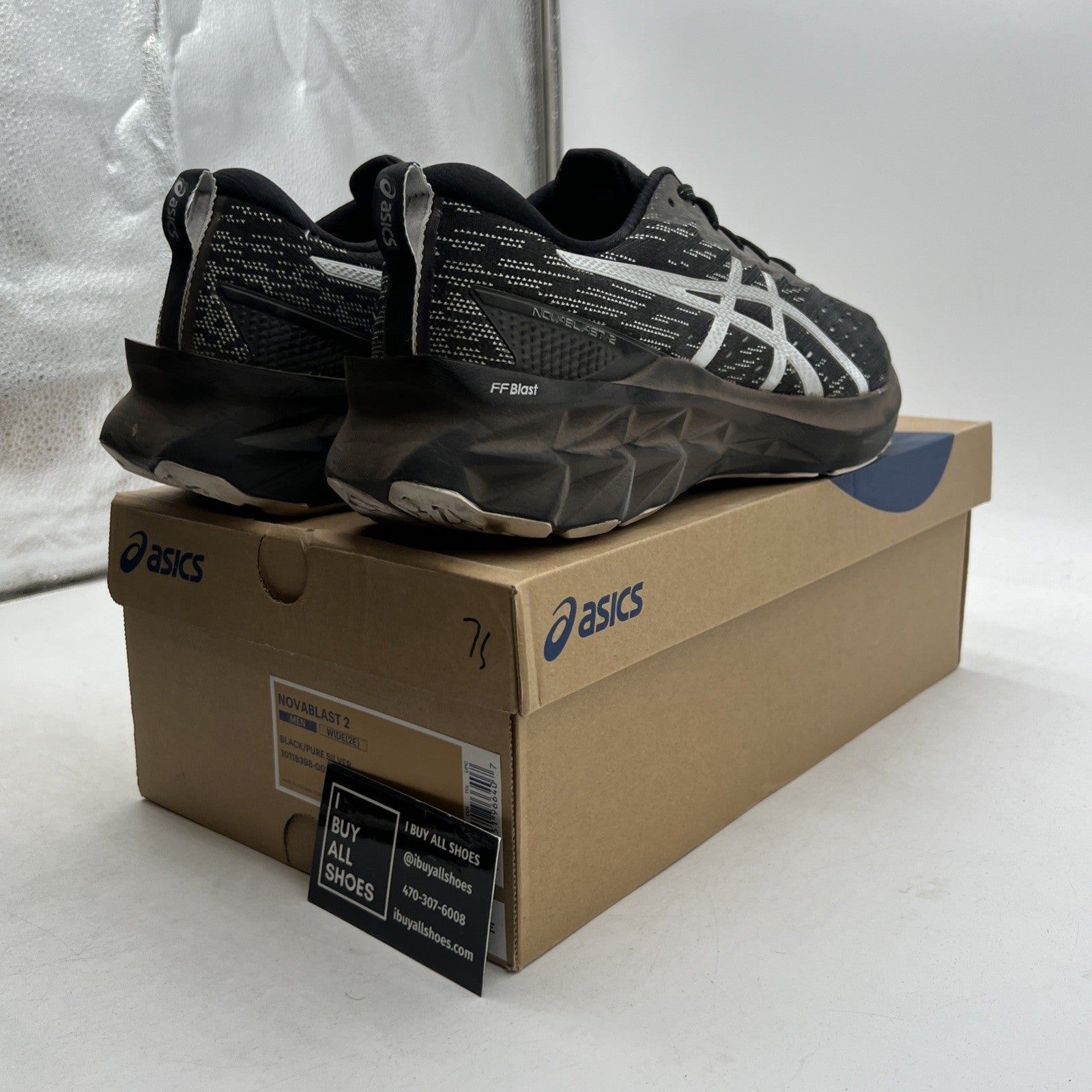Size 11.5 - ASICS NOVABLAST 2 BLACK / PURE SILVER MENS RUNNING (1101B398-001)