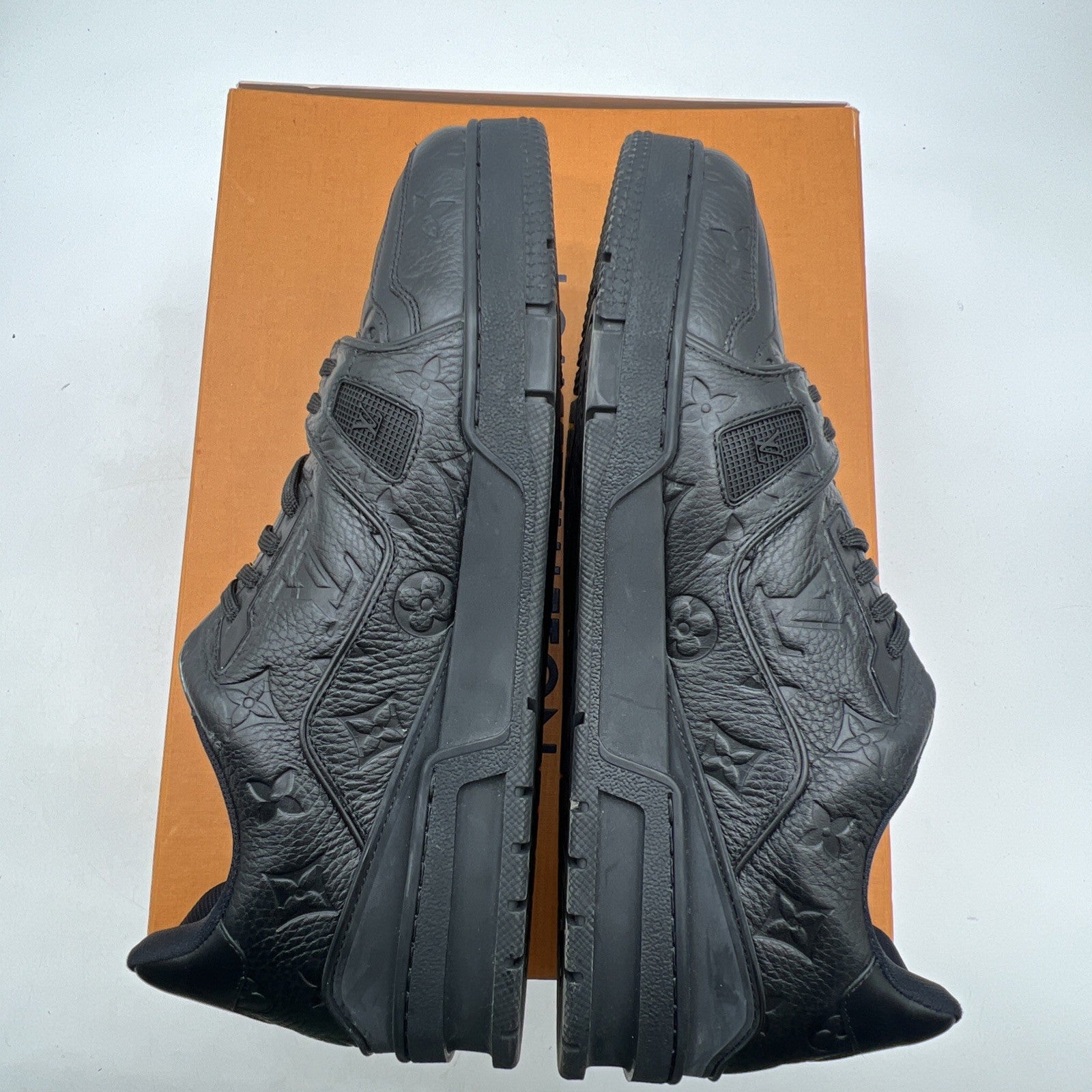 Size 9LV - Louis Vuitton Trainer ' Black '