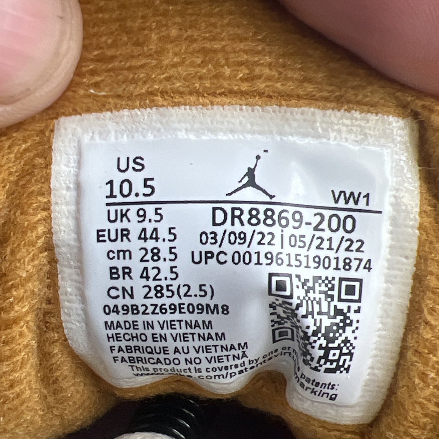Size 10.5 - Air Jordan 3 Retro SE Winterized (DR8869-200)