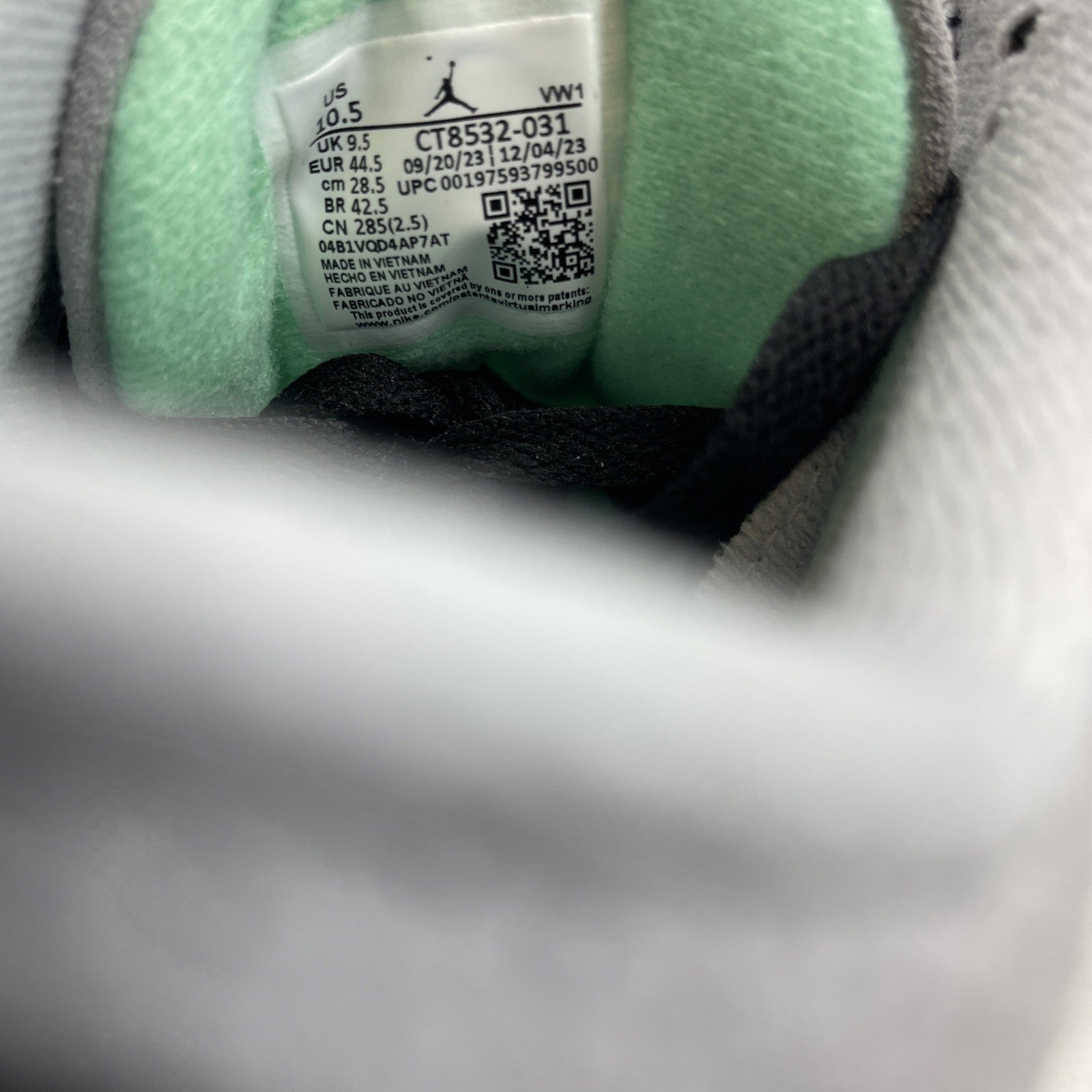 Size 10.5 - Air Jordan 3 Retro Green Glow (CT8532-031)