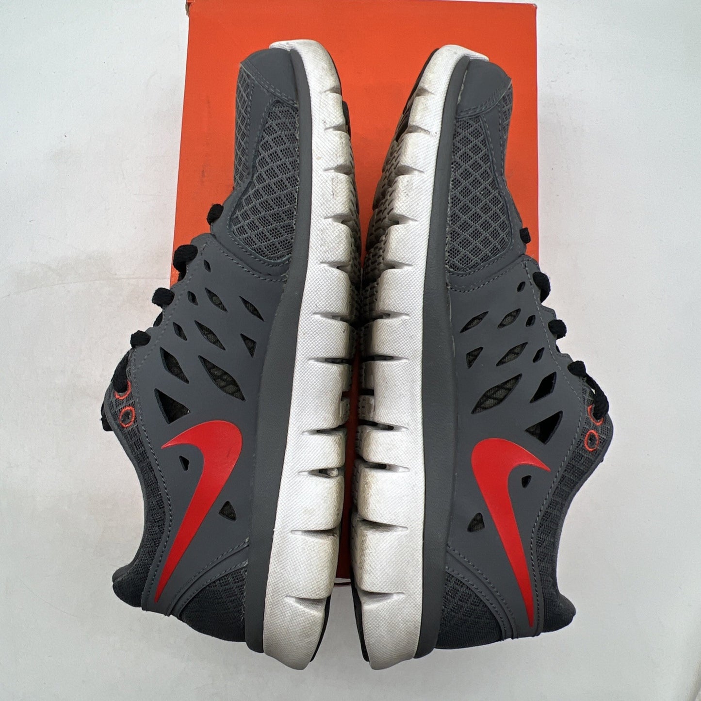 Size 8 - Nike Flex 2013 Run Gray & Red Running Shoes Sneakers Men's (579821-003)