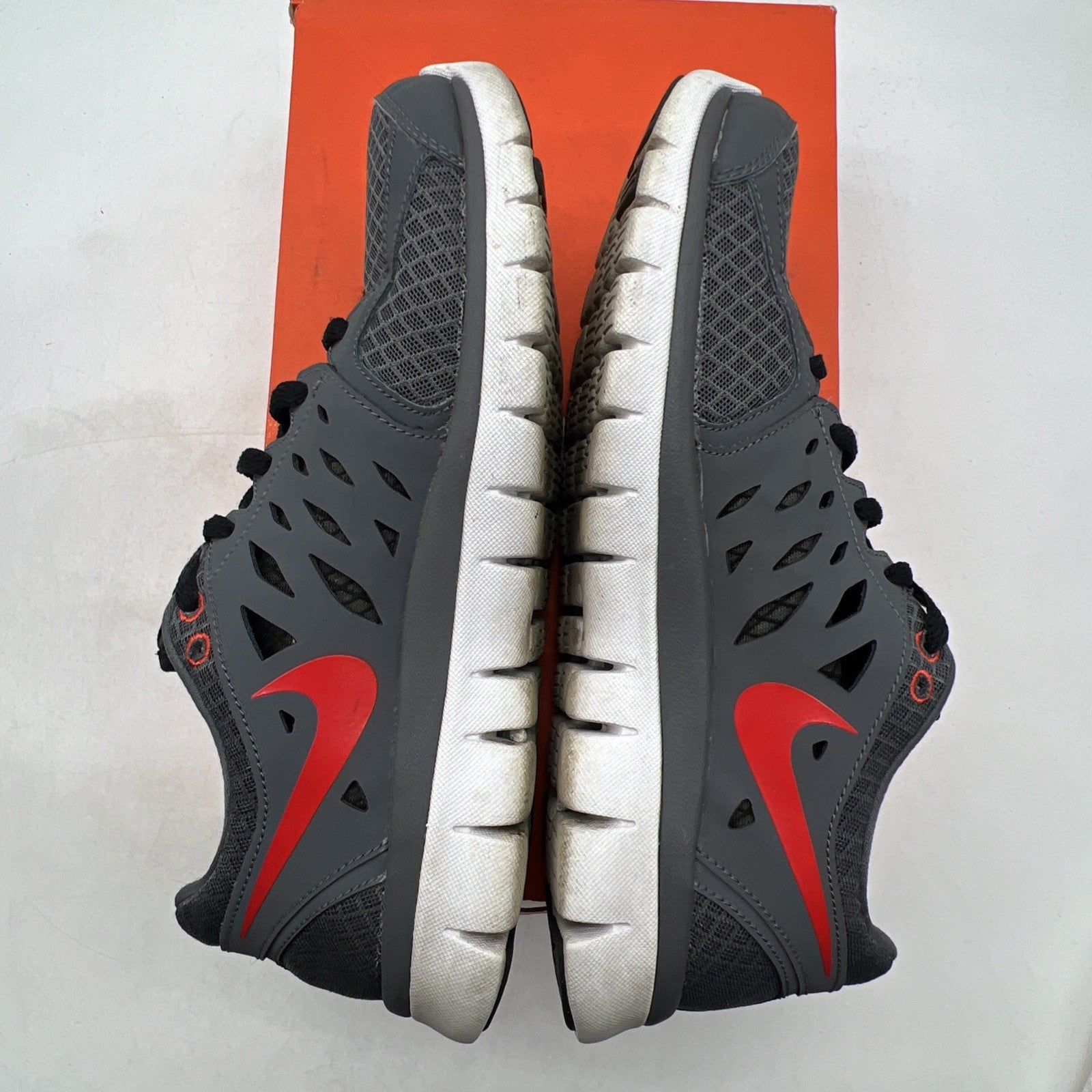 Size 8 - Nike Flex 2013 Run Gray & Red Running Shoes Sneakers Men's (579821-003)