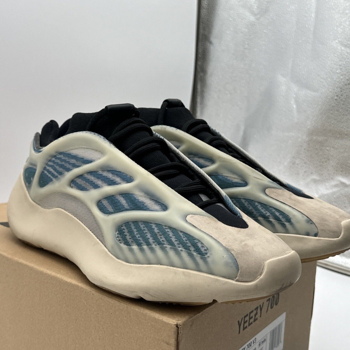 Size 9 - adidas Yeezy 700 V3 Kyanite Cream Blue Comfy Boost Kanye Vultures OG Al