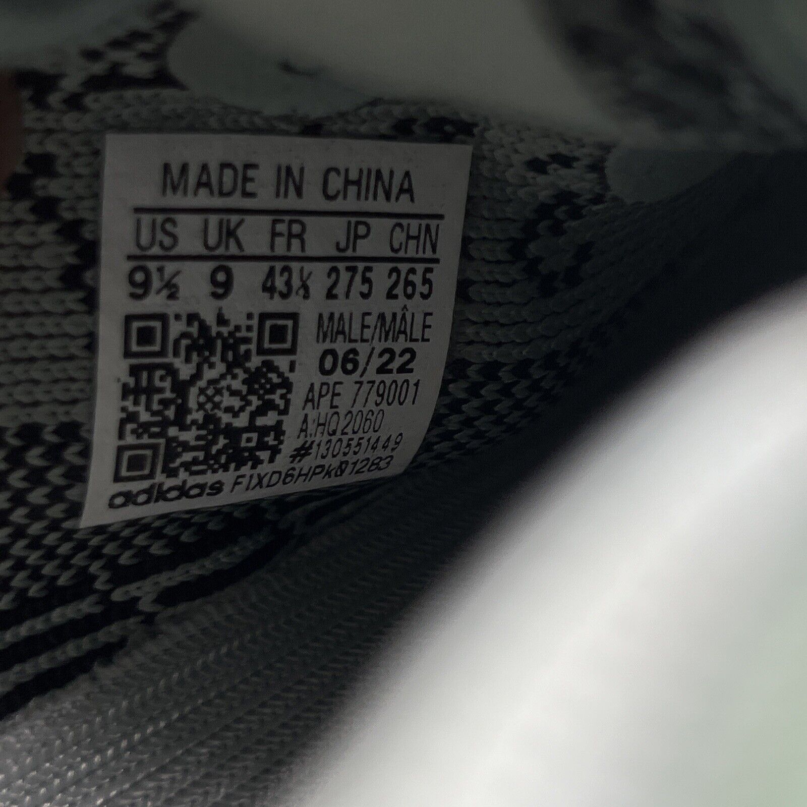 Size 9.5 - Yeezy Boost 350 V2 Salt Black (HQ2060)