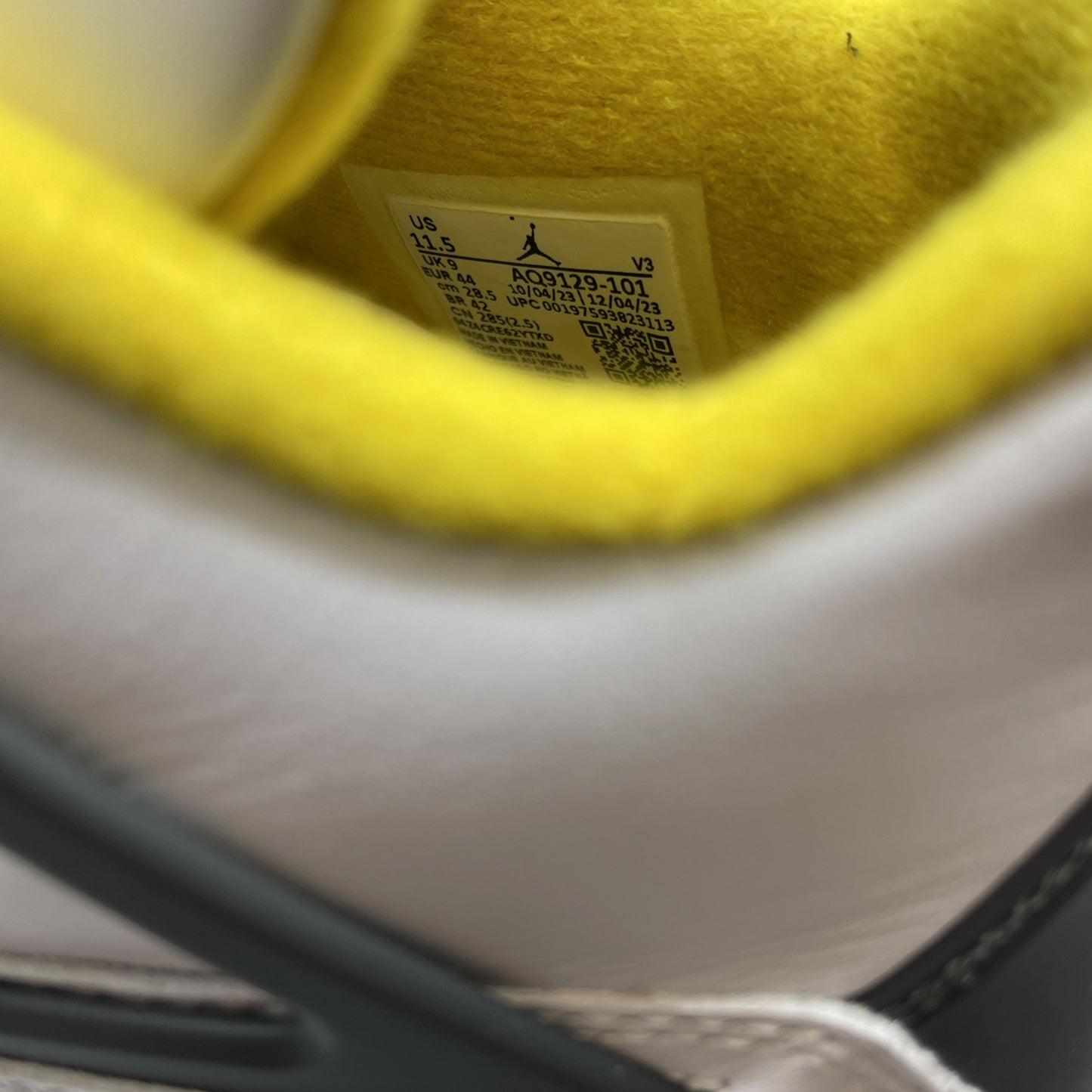 Size 11.5W - Air Jordan 4 Retro Vivid Sulfur (AQ9129-101h)