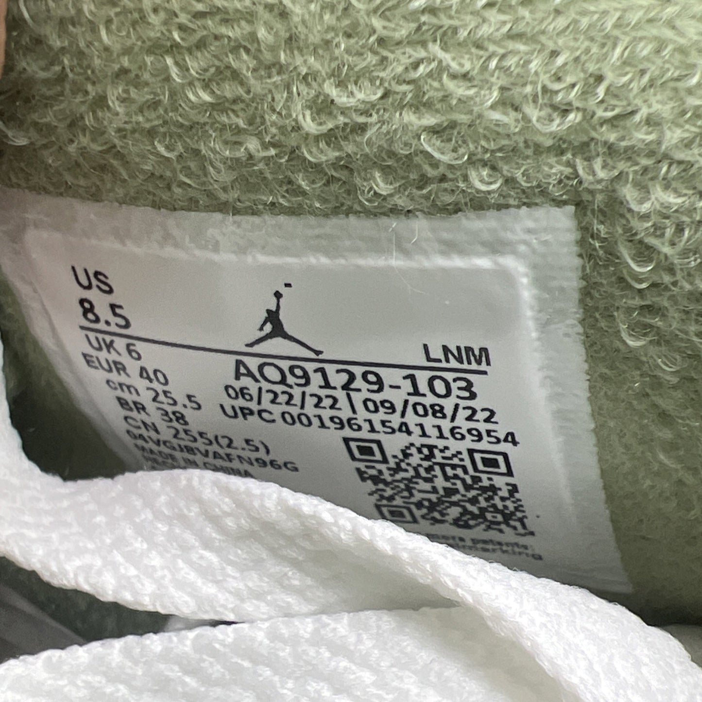 Size 8.5 - Air Jordan 4 Retro Mid Seafoam W (AQ9129-103)