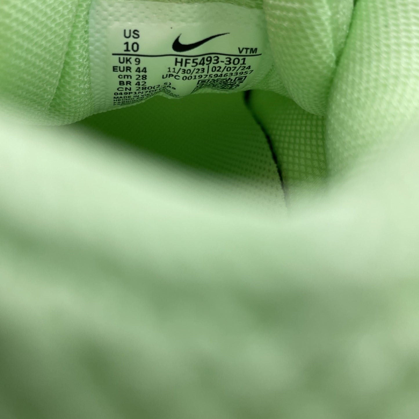 Size 10 - Nike Air Zoom Vomero 5 Vapor Green Suede Leather (HF5493-301)