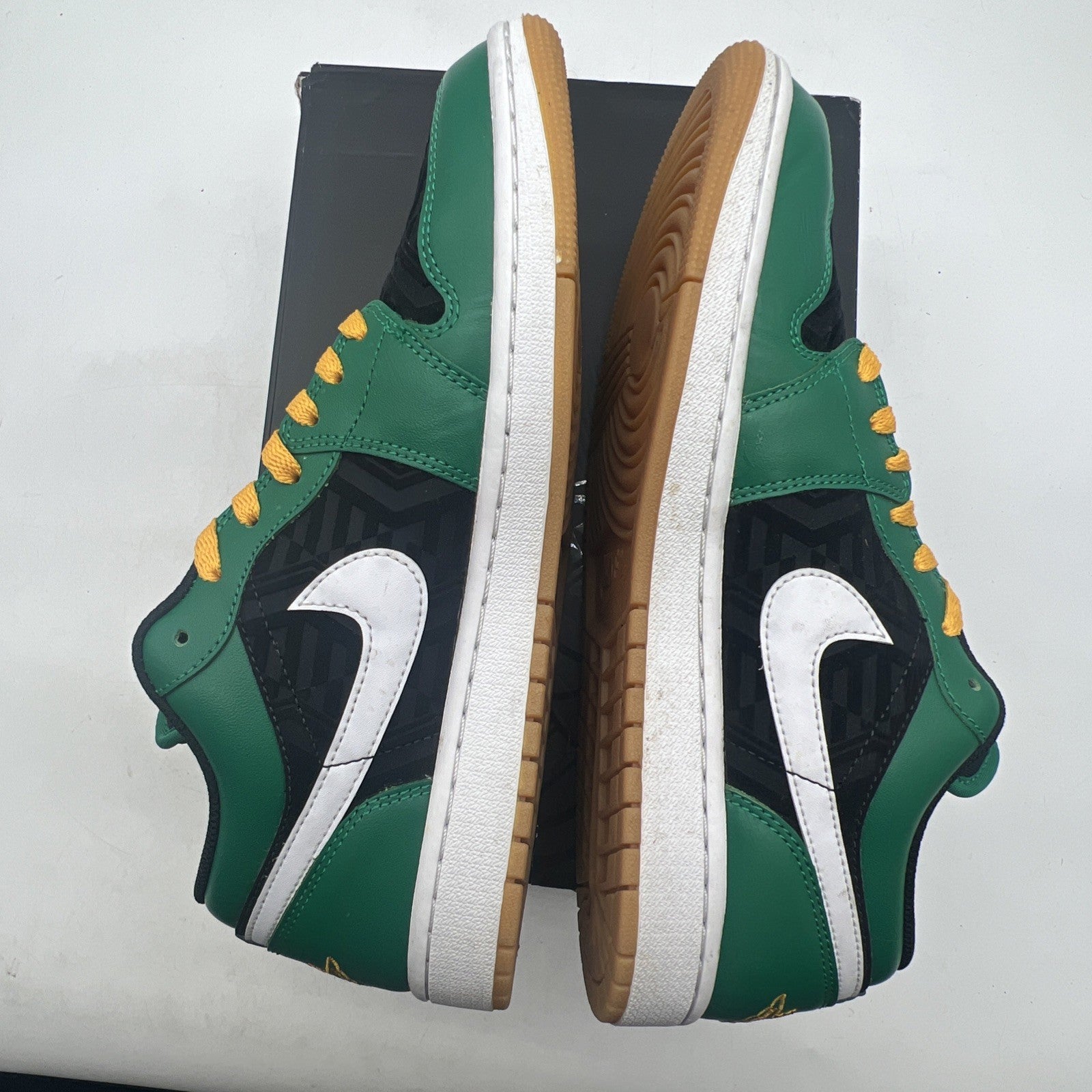 Size 9.5 - Air Jordan 1 SE Low Christmas (DQ8422-300)