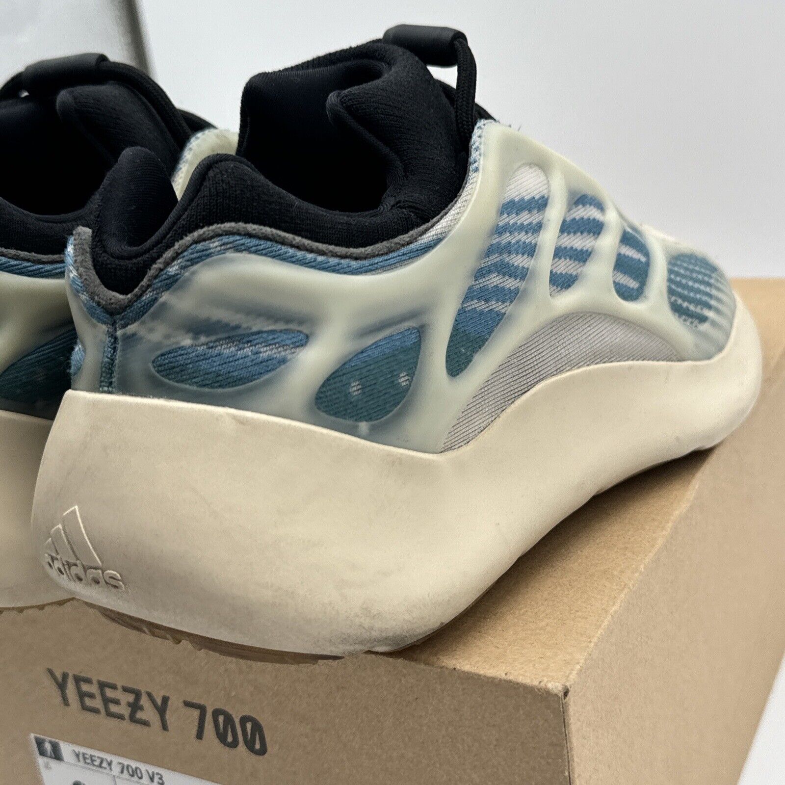 Size 9 - adidas Yeezy 700 V3 Kyanite Cream Blue Comfy Boost Kanye Vultures OG Al