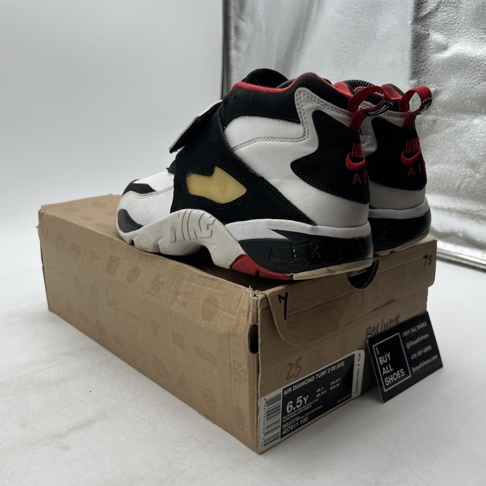 Size 6.5Y - Nike Air Diamond Turf 2 Black White Sneaker Shoes Boys (407911-100)