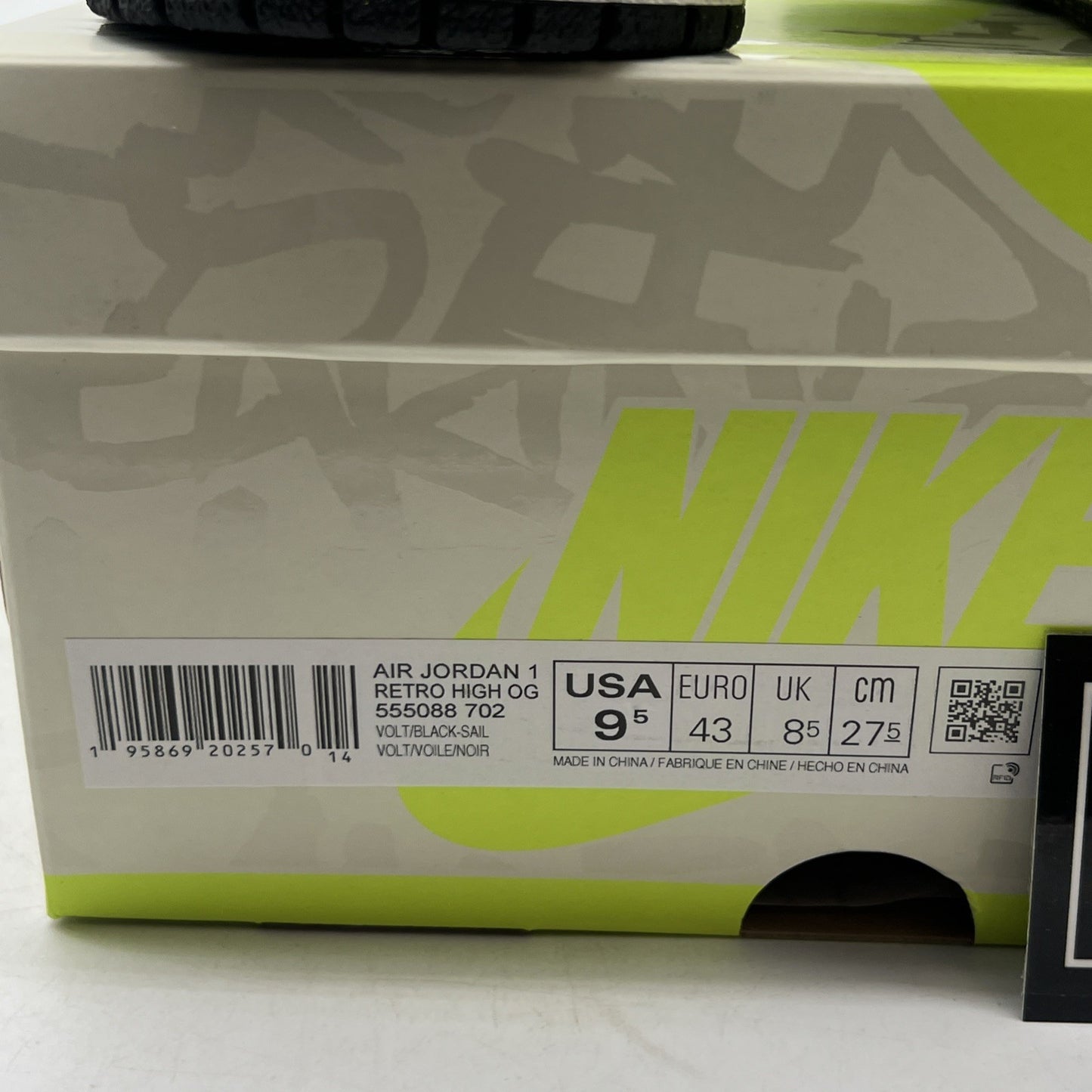 Size 9.5 - Air Jordan 1 Retro High OG Visionaire (555088-702).
