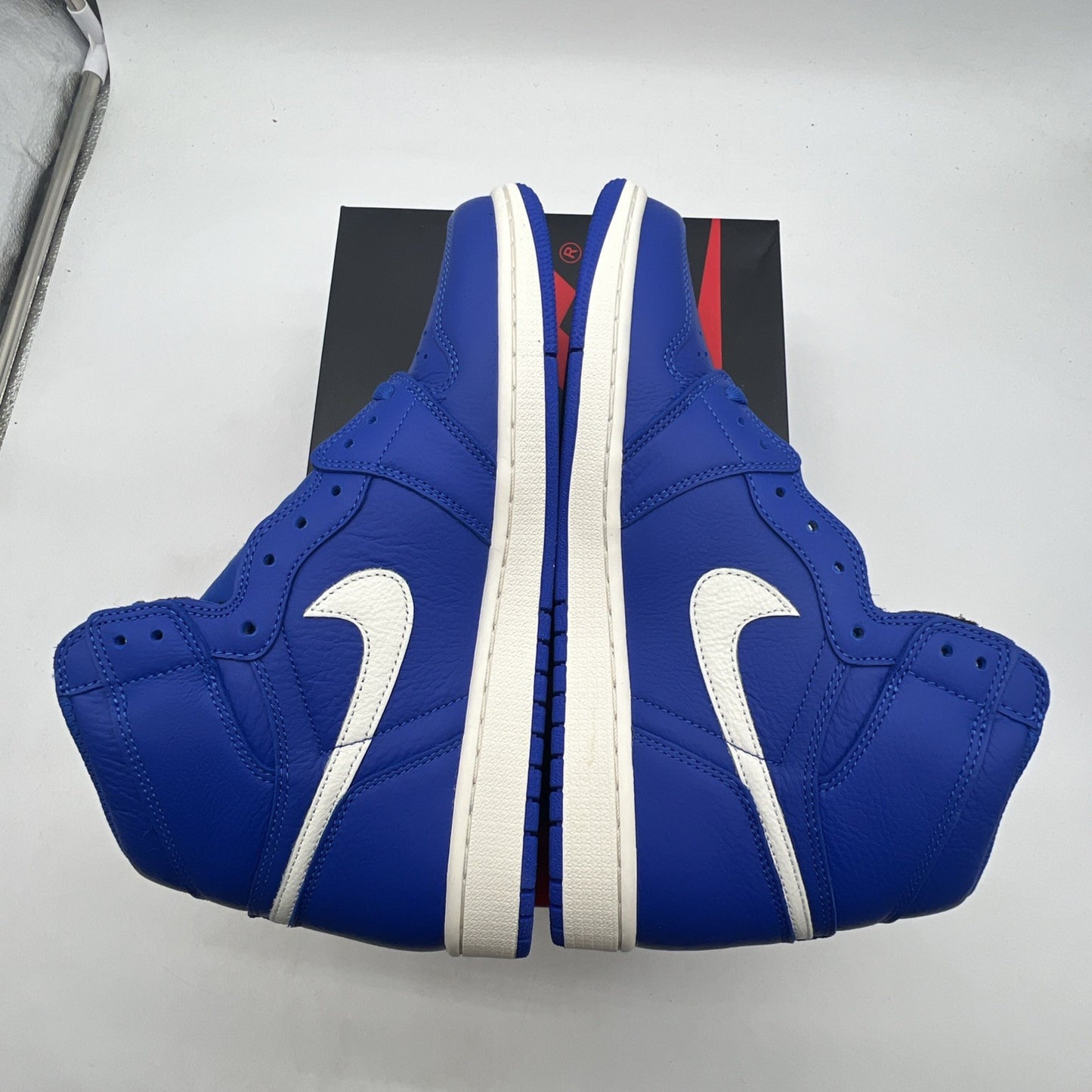 Size 10.5 - Air Jordan 1 Retro OG High Hyper Royal (555088-401)