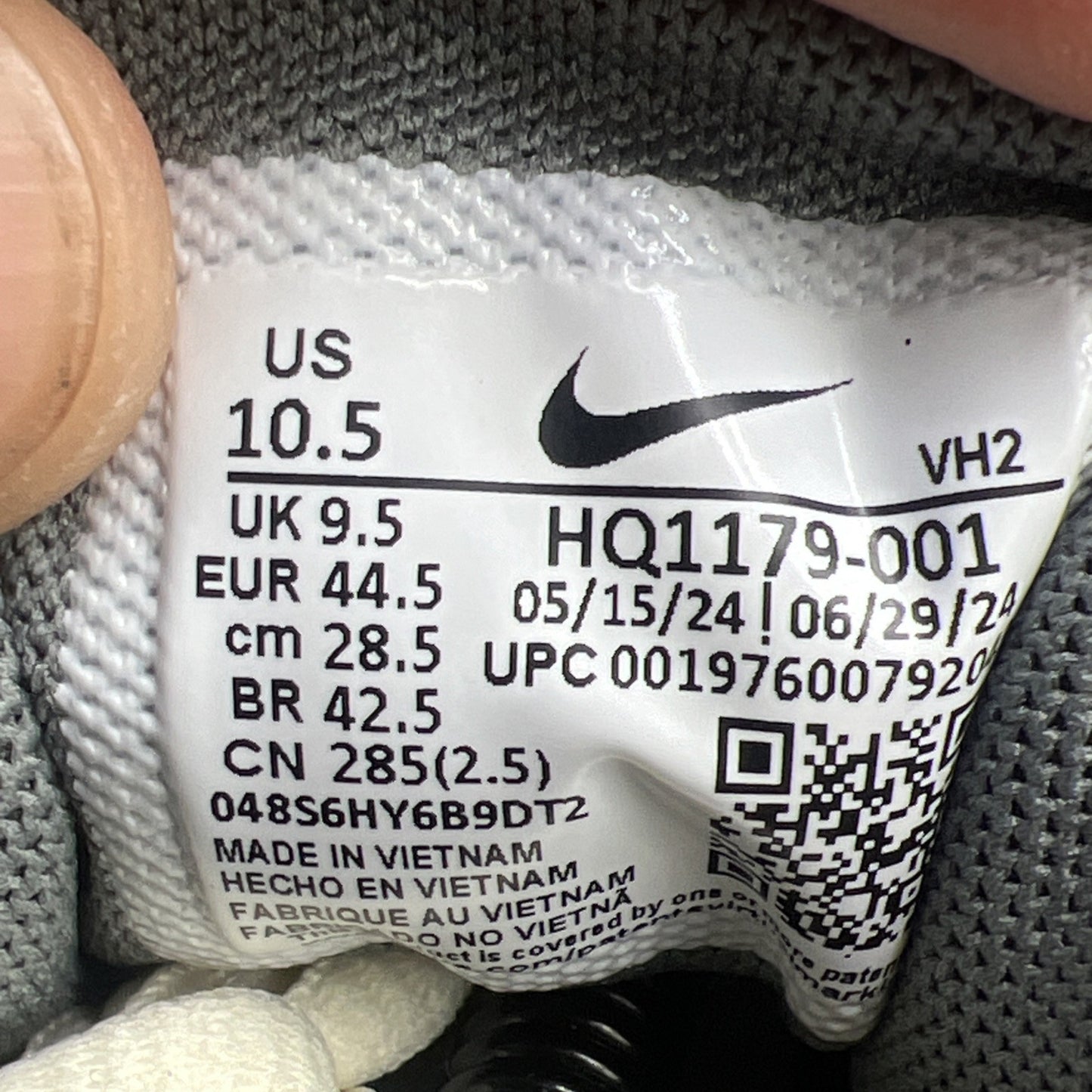 Size 10.5 - Nike Initiator Light Bone Metallic Silver (HQ1179-001)