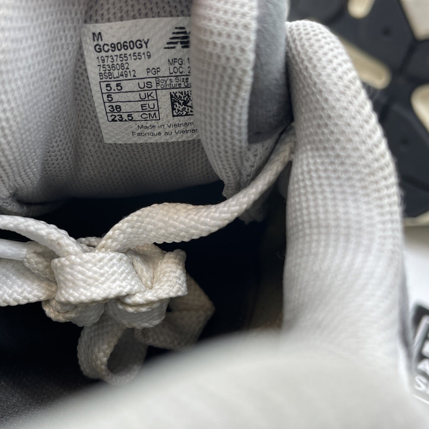 Size 5.5Y - New Balance 9060 Enfants Grey White Suede  (GC9060GY)