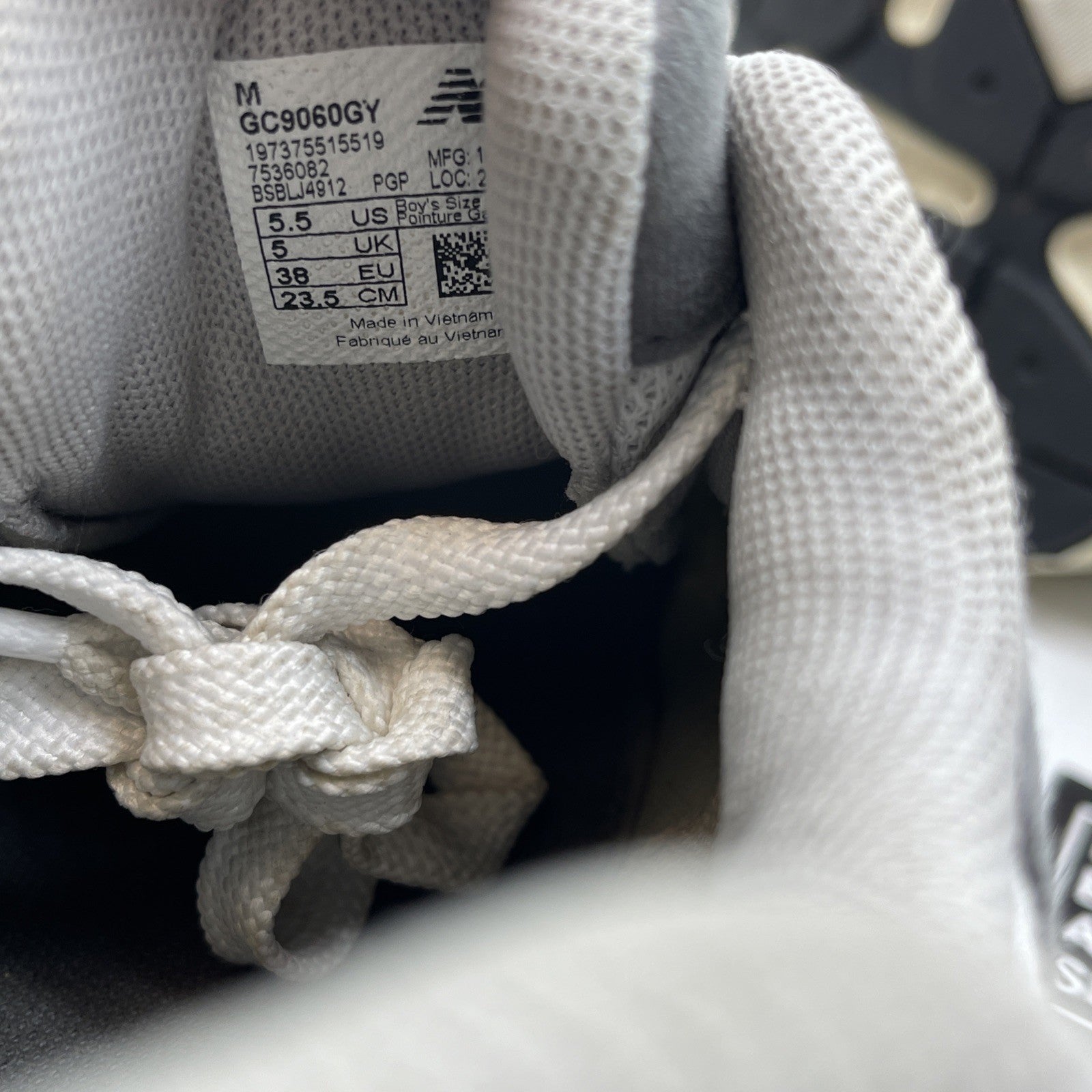 Size 5.5Y - New Balance 9060 Enfants Grey White Suede  (GC9060GY)