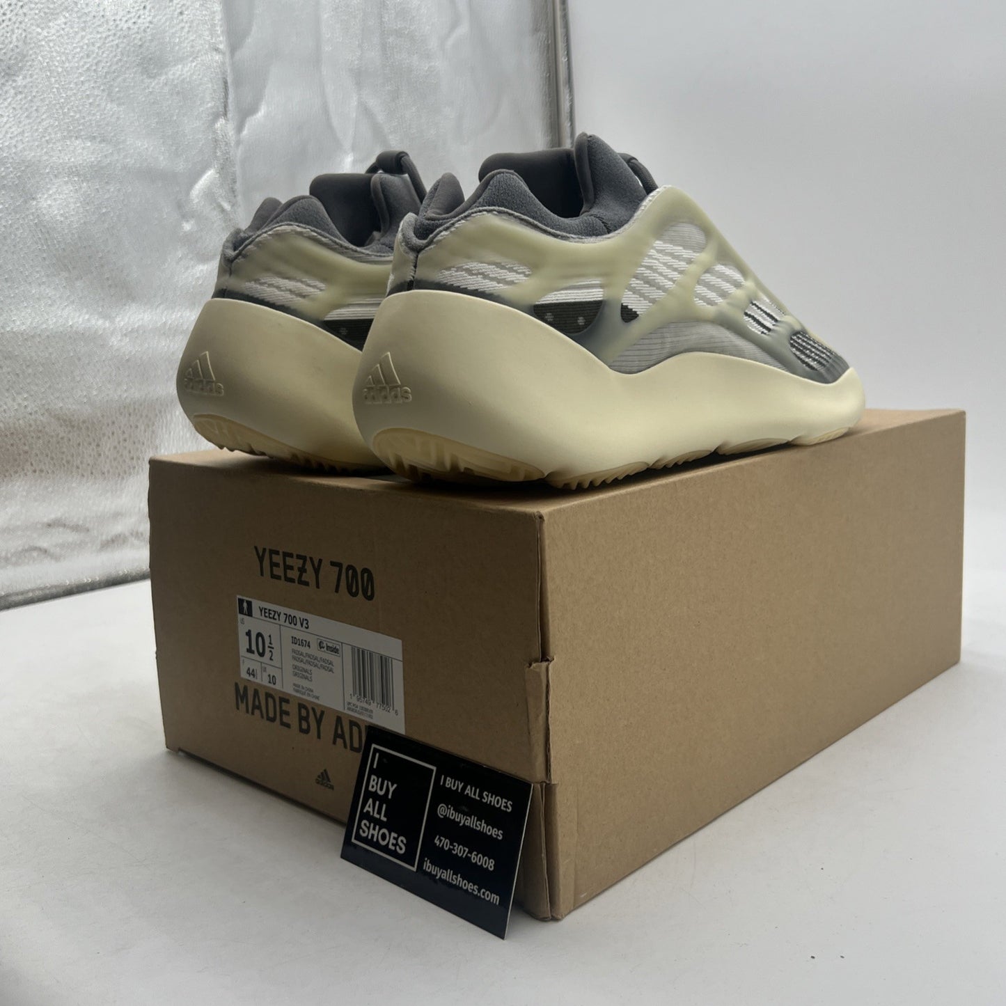 Size 10.5 - adidas Yeezy 700 V3 Fade Salt (ID1674)