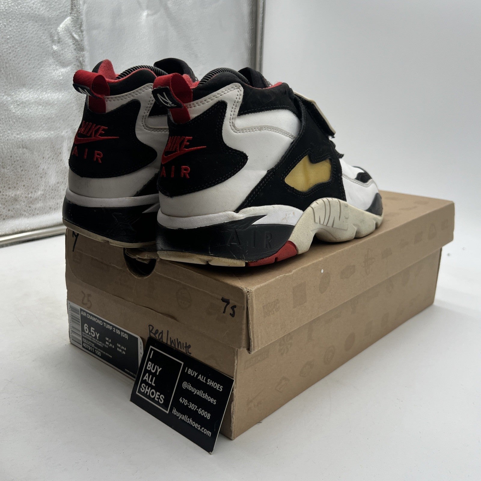 Size 6.5Y - Nike Air Diamond Turf 2 Black White Sneaker Shoes Boys (407911-100)