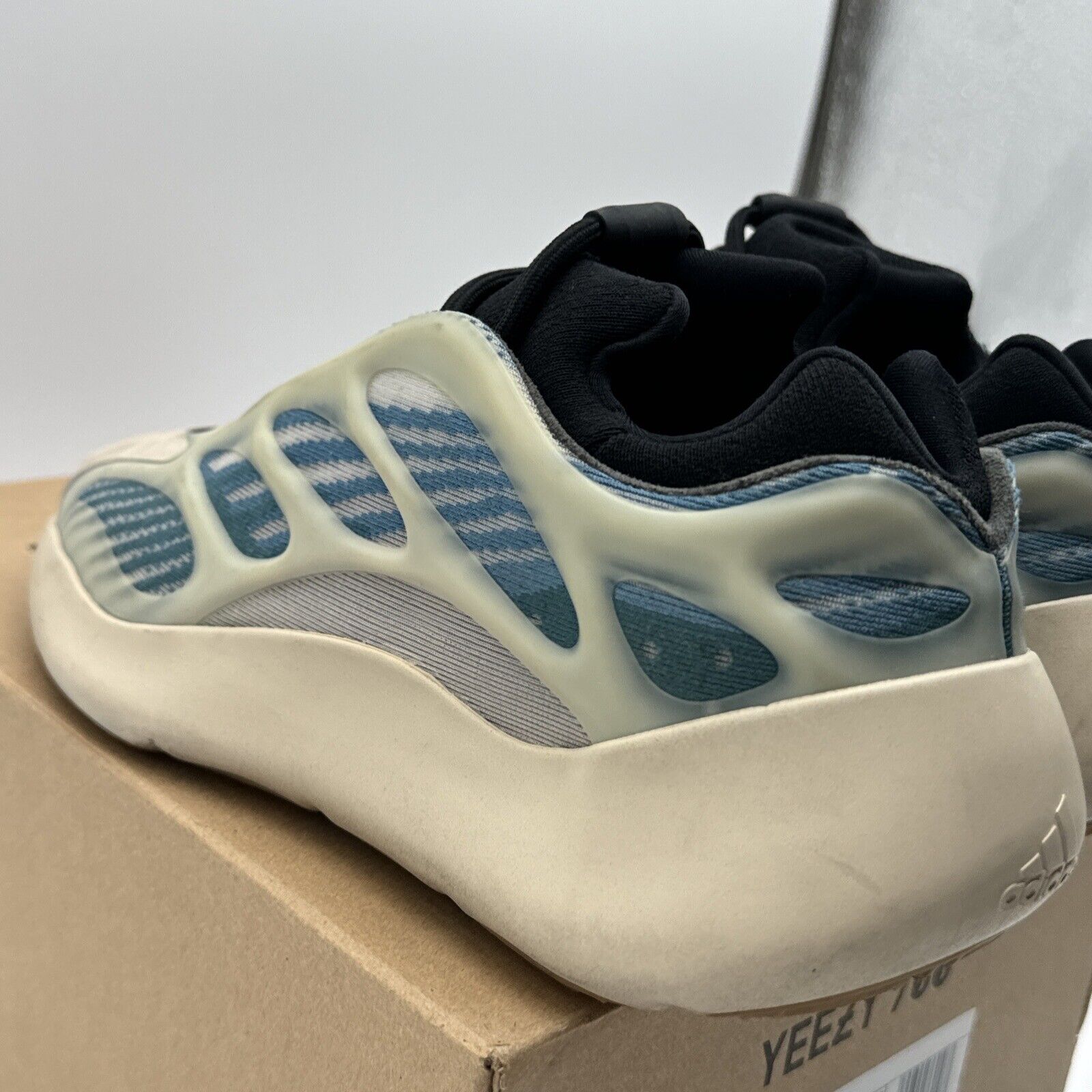 Size 9 - adidas Yeezy 700 V3 Kyanite Cream Blue Comfy Boost Kanye Vultures OG Al