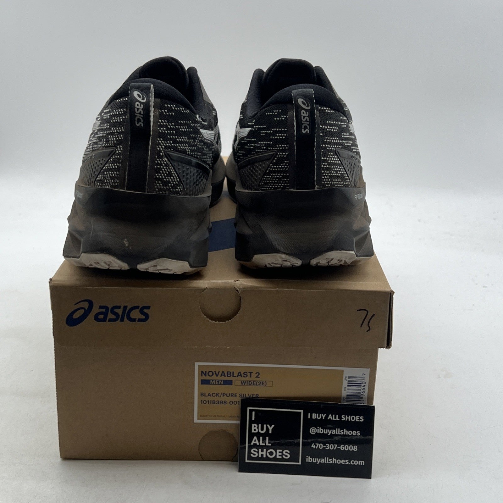 Size 11.5 - ASICS NOVABLAST 2 BLACK / PURE SILVER MENS RUNNING (1101B398-001)