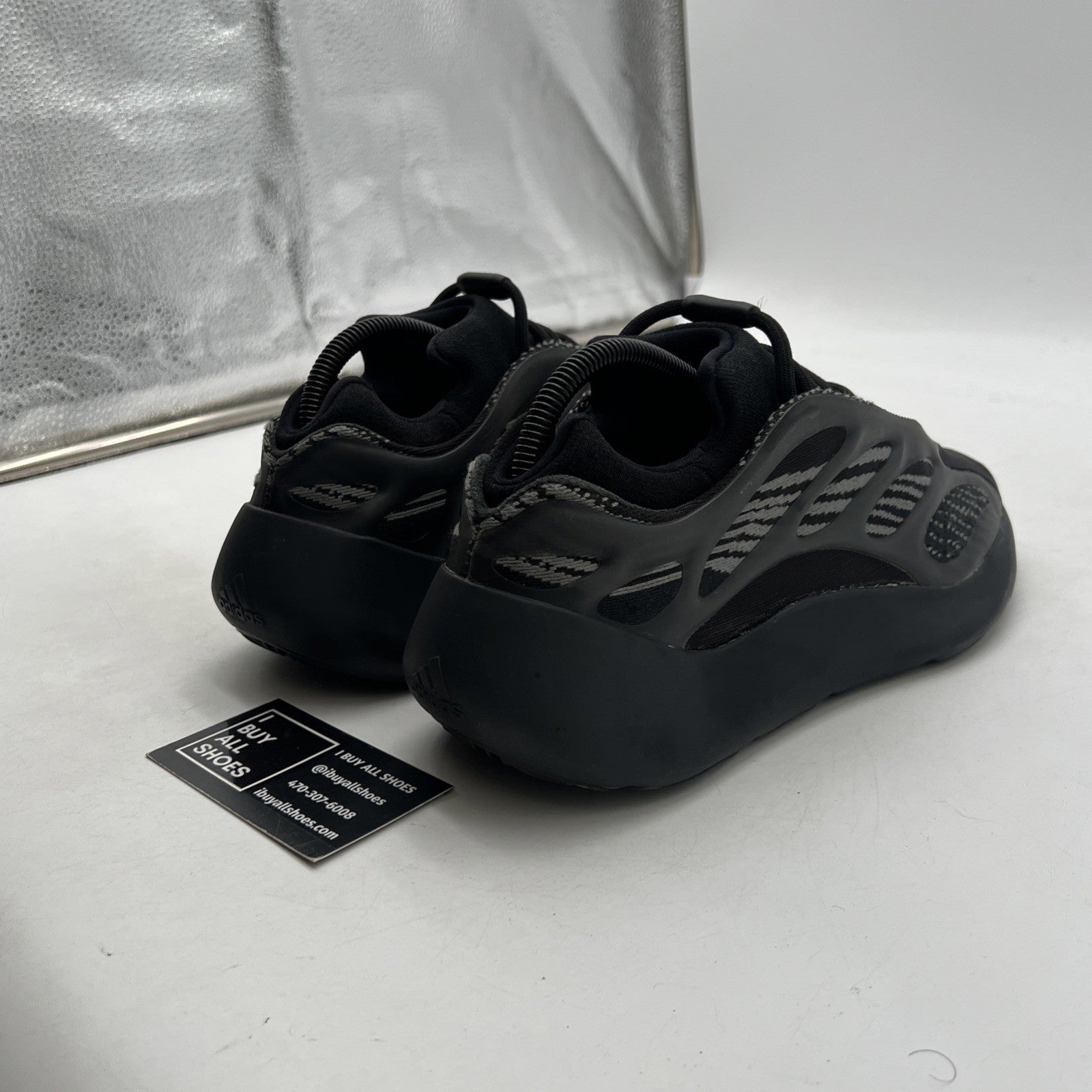 Size 8 - adidas Yeezy 700 V3 Dark Glow (GX6144)