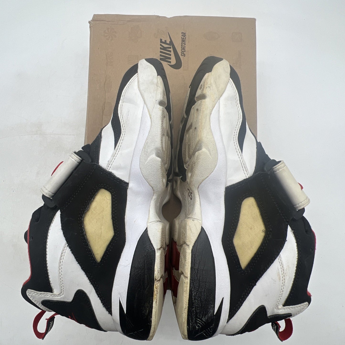 Size 6.5Y - Nike Air Diamond Turf 2 Black White Sneaker Shoes Boys (407911-100)